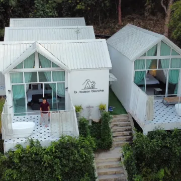 La Maison Blanche Chiang Rai Resort Отели рядом с достопримечательностью «Парк развлечений Singha Park»