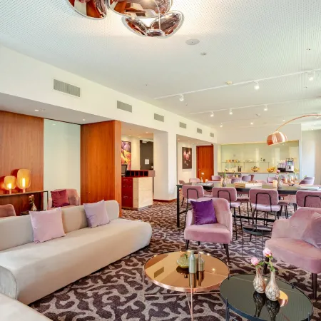 Crowne Plaza AMSTERDAM - SOUTH by IHG Отели рядом с достопримечательностью «Зяудерамстел»