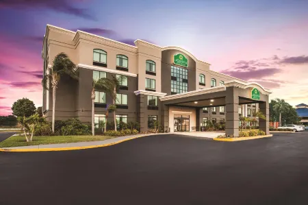 La Quinta Inn & Suites by Wyndham Clearwater South Отели рядом с достопримечательностью «Island Bamboo»