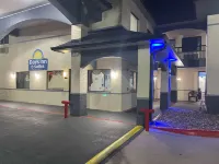 Days Inn by Wyndham Dickinson TX - parking