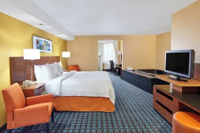 Fairfield Inn & Suites Chicago Lombard فنادق في Carol Stream