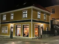 Vibrant Apartment on Bustling Street, above a Restaurant Perfect for Tourists, Hotel di Stavanger