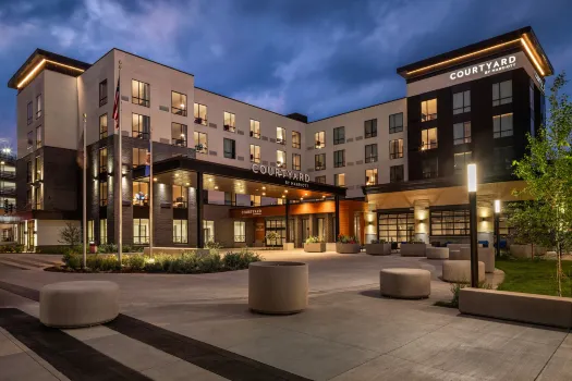 Courtyard St. Paul Downtown Hotels near Orchard Recreation Center