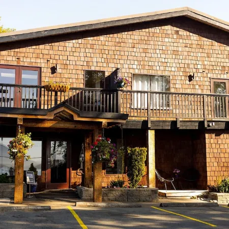 Lunar Cove Inn