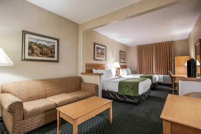Comfort Suites Peoria I-74 Hotels near Sterling Bazaar