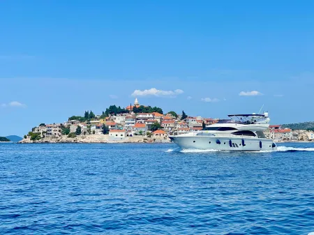 Sunshine Deluxe 80m2 Apartment with Pool, 50 m2 Garden Lounge and Outdoor Space Отели рядом с достопримечательностью «Church of St. Charles Borromeo»