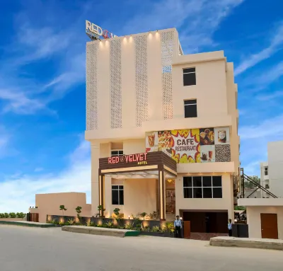 Hotel Red K Velvet Hotel in zona Ganga Greenways 1 - Ganges ghats, Cycle along canal to Falls, water mill etc.