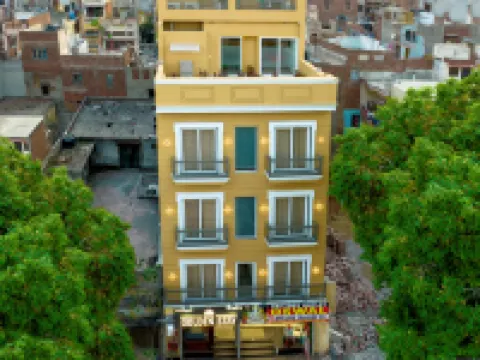 金色住宿酒店 鄰近阿卡爾·塔拜特宮的酒店