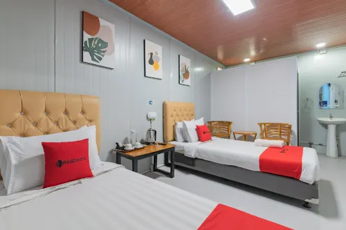 RedDoorz Container @ Teras Cimanuk Garut Các khách sạn ở Garut Kota