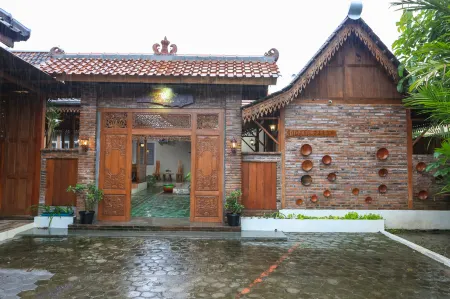 Dalem Jongke by Ubu Villa - 9 Bedrooms Villa in Yogyakarta Отели рядом с достопримечательностью «University of Technology Yogyakarta»