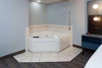 AmericInn by Wyndham Peoria - Hot Tub