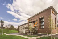 La Quinta Inn & Suites by Wyndham Clifton Park/Saratoga Area فنادق في Halfmoon