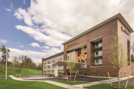 La Quinta Inn & Suites by Wyndham Clifton Park/Saratoga Area