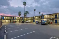 Studio 6 Suites San Bernardino, CA - parking