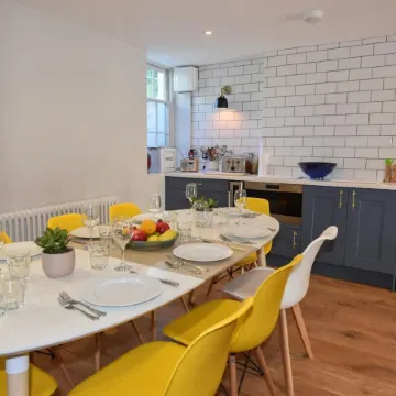 Arden Villa, Sleeps 8, Moments from the Golden Sandy Beach of Ryde