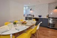 Arden Villa, Sleeps 8, Moments from the Golden Sandy Beach of Ryde
