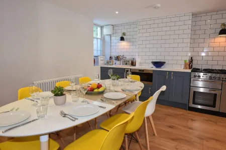 Arden Villa, Sleeps 8, Moments from the Golden Sandy Beach of Ryde