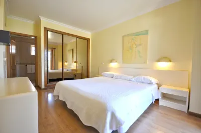 A Stylish Villa with a Private Pool, Short Drive from the Centre, Free AC & Wifi
