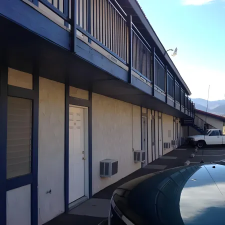 Golden Hills Motel
