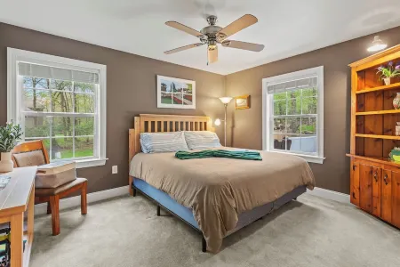 Chalet on Chalet by AvantStay Bright Cabin w Deck Fire Pit Near Lake