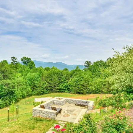 Nebo Home w/ Hot Tub: Wheelchair Accessible
