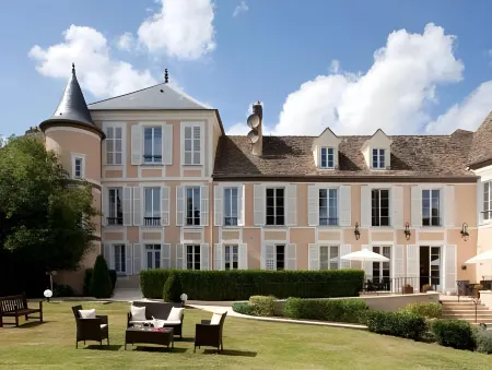 Hôtel Saint-Laurent, the Originals Relais Отели в г. Ле Пере-ан-Ивелин
