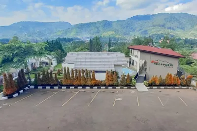 RedDoorz Premium @ Griya Inkoppabri Cisarua Puncak Hotels in Leuwimalang