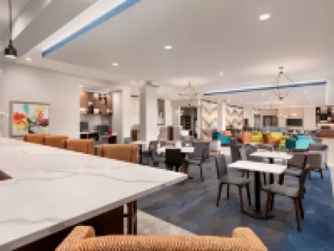 La Quinta Inn & Suites by Wyndham Brunswick/Golden Isles ブランズウィックのホテル