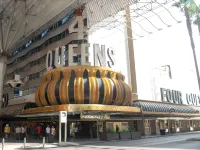 Four Queens Hotel and Casino Hotel dekat Stained Glass Wedding Chapel