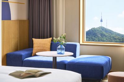 プレミアムマウンテンビュールーム(クイーン1台、シングル1台、ラウンジ利用) ティーマークグランドホテル明洞の写真