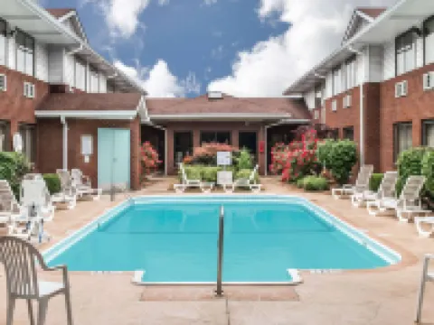 ซุปเปอร์ 8 บายวินด์แฮม โอฟาลลอน โรงแรมในSt. Clair County