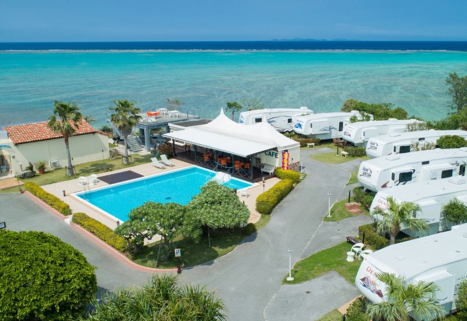 우드 페커 나키진 야외 수영장 모습