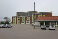Days Inn & Suites by Wyndham Grand Rapids Near Downtown - parking