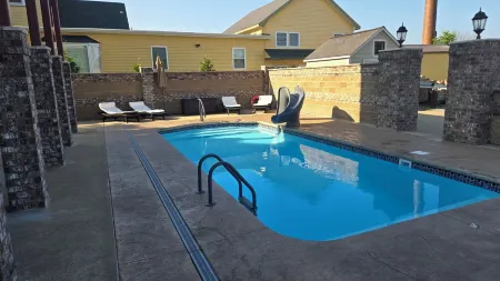 DOWNTOWN 2ND FLOOR LUXURIOUS CONDO 3 BLOCKS OFF BROADWAY IN A QUIET NEIGHBORHOOD