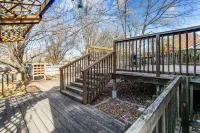 Spacious Retreat with great yard 4bd/3bth Hotels near Walgreens