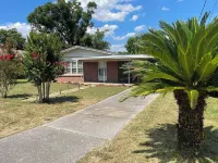 Coastal Comfort! Charming 3 bedroom, near beach and downtown Pensacola Hotels in Warrington