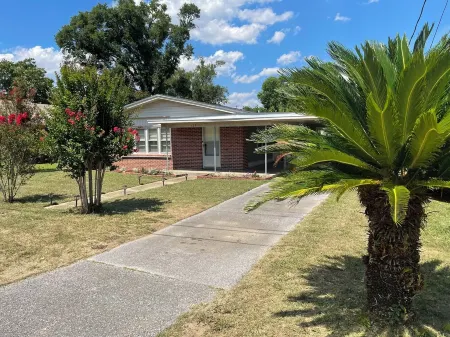 Coastal Comfort! Charming 3 bedroom, near beach and downtown Pensacola