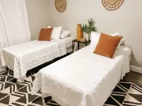 Modern 4 Bedroom Home 法倫酒店
