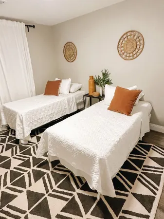 Modern 4 Bedroom Home Отели в г. Фаллон