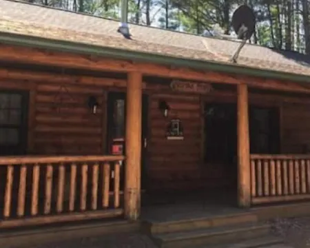 Private Log Cabin near Lake Arbutus and ATV trails デューハーストのホテル