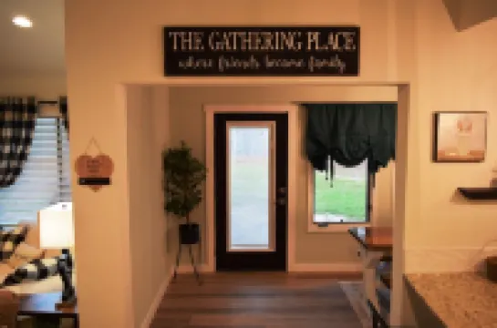 High Cotton! Completelyrenovated 3BR, 2.5BA home! 1.5 mi to the Village!