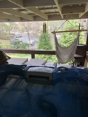 Cozy cove lake cottage