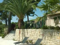 In Tourettes-sur-Loup, charming gite with infinity pool