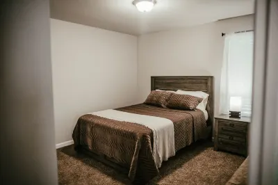 Varona's Sunshine : Relaxing Home with Hot tub Hotels near West M Apartment Homes