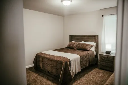 Varona's Sunshine : Relaxing Home with Hot tub Отели в г. Лейк-Чарльз