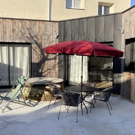 New 80 m² apartment with garden, quiet, walking distance to port, stadiums and shops