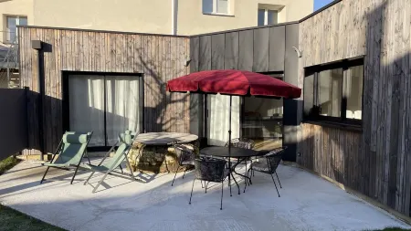 New 80 m² apartment with garden, quiet, walking distance to port, stadiums and shops Отели рядом с достопримечательностью «Stade de la Rabine»