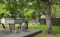 Pet Friendly, Modern Smart Home close to Airports & Stadiums Marshalls附近的飯店