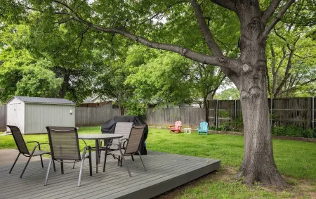 Pet Friendly, Modern Smart Home close to Airports & Stadiums