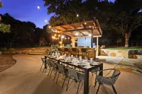 Luxury Family Oasis: Huge pool, Spa, Firepit, Playground, Outdoor Kitchen, Games